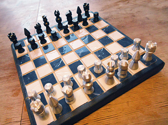 Detailliertes Schachspiel aus gedrehten Figuren in Aluminium und brüniertem Stahl.