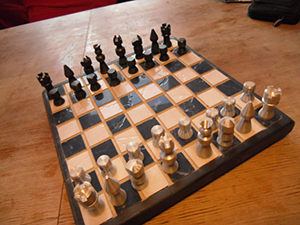 Handgefertigtes Schachspiel aus Aluminium und brüniertem Stahl